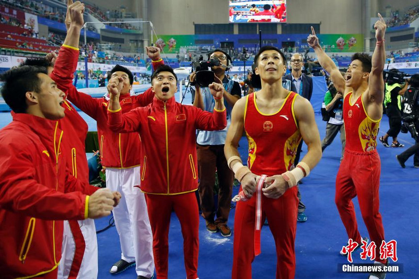 图为中国队在比赛结束后庆祝夺冠。