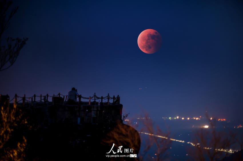 10月8日，重庆市綦江区古剑山风景区，一轮“红月亮”高挂在夜空中。（陈星宇/人民图片）（郑重声明：凡带有“人民图片”字样图片，未经许可，不得转载。）