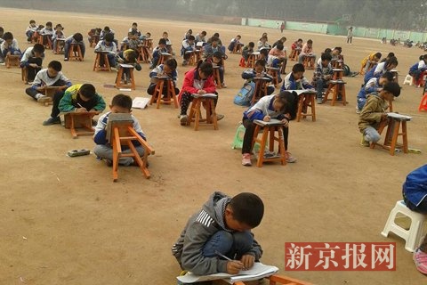 重度霾天气里 邯郸一学校小学生露天蹲着考试