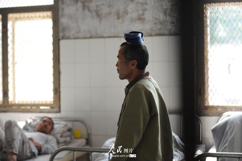�������50�꣬��17�������ͻ����˾��񲡣������Լ����ǲ������ǵڼ��ε�ҽԺ���ơ������ȶ���ؼң������ֻḴ�����ٵ�ҽԺ���ơ���33��������������������ѭ���š����ڸ�ĸ���ڣ��Լ�δ����Ȣ��ÿ��������ֶ�Ӱ����͵�ҽԺ��ҽ��˵û�м��˼�ܣ��޷���ʱ��ҩ�����첡�鲻�ȵ���Ҫԭ�򡣣�����ѧ/����ͼƬ��