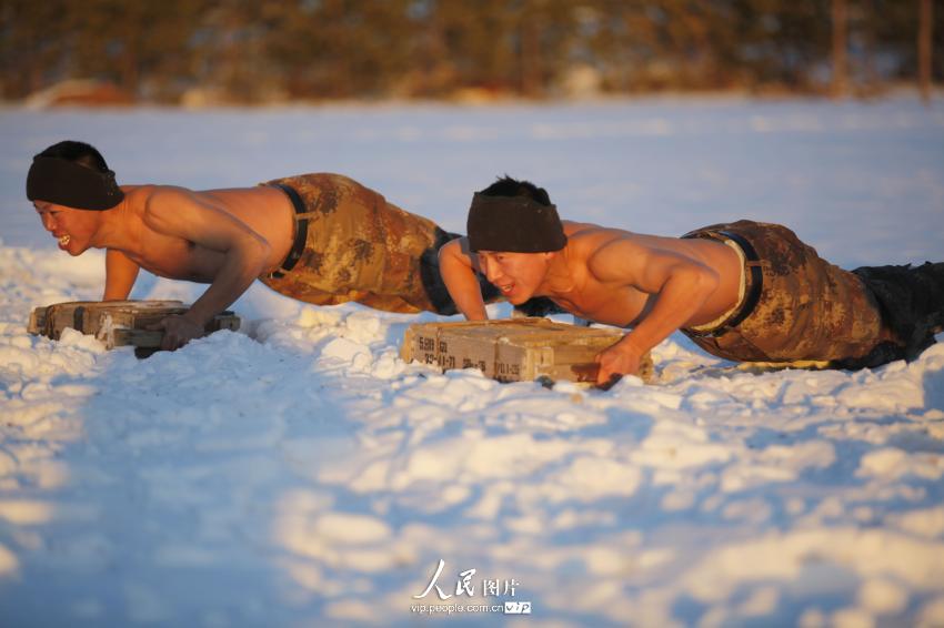 2014��10��31�գ�������ʡ����ĳ�߷��Źٱ�ð������10���Ϻ�������������ѩ�ظ��Գ�ѵ����