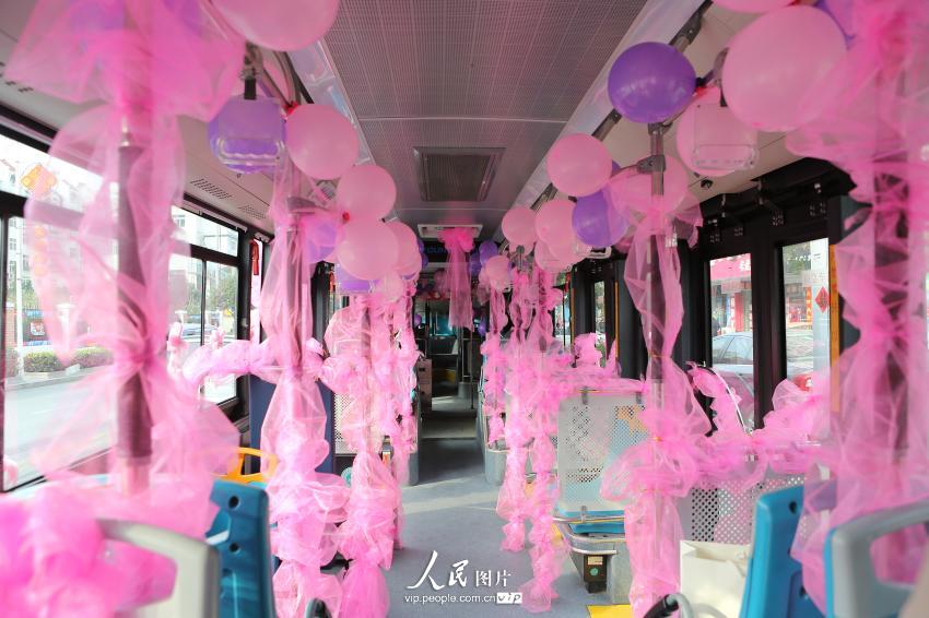 2014��11��8�գ����ൺ�ػ�·�ϣ����ﳵ��װ��һ�µ�18����ܰ��ʿ��鳵��