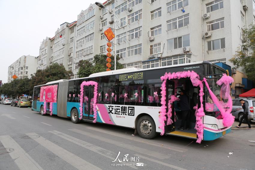 2014��11��8�����磬18�׳���ʿ��鳵װ��һ�£�ͣ���ൺ�ػ�·�ϣ�׼��ȥӭ�����