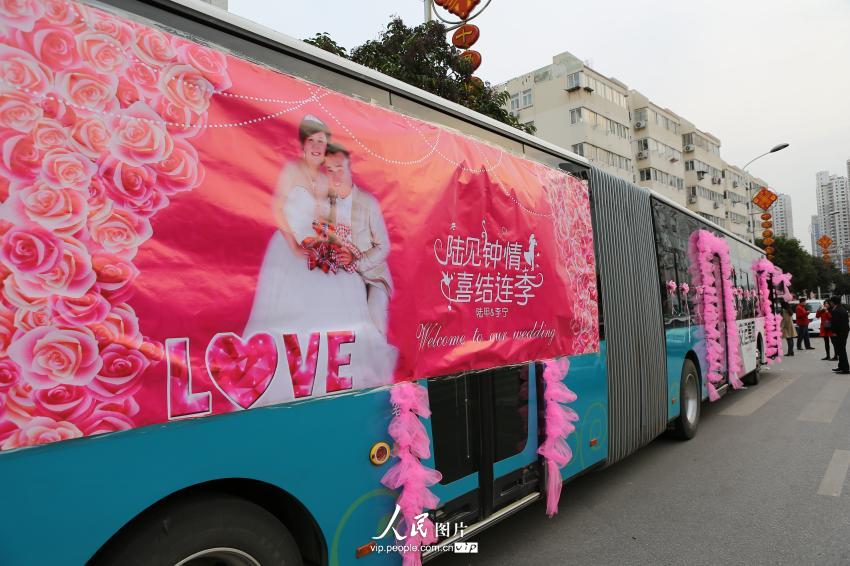 2014��11��8�����磬18�׳���ʿ��鳵װ��һ�³�����������������ľ޷�����գ�ͣ���ൺ�ػ�·�ϣ�׼��ȥӭ�����