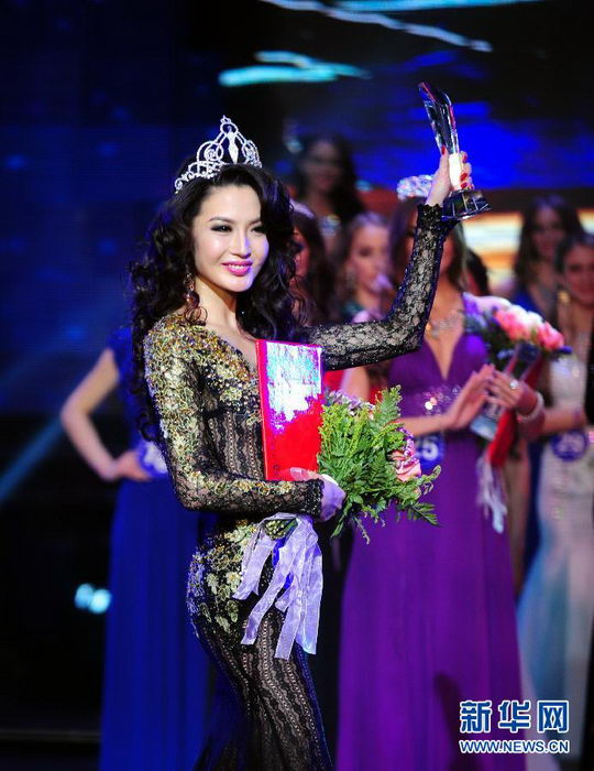 12月24日，在内蒙古满洲里举行的中俄蒙国际选美大赛中，蒙古国选手纳・阿努展示冠军奖杯。