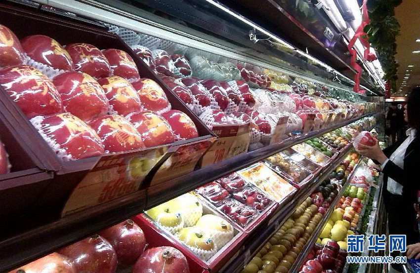 南京一家超市内出售的单价5888元一盒的苹果（左上）（12月25日摄）。