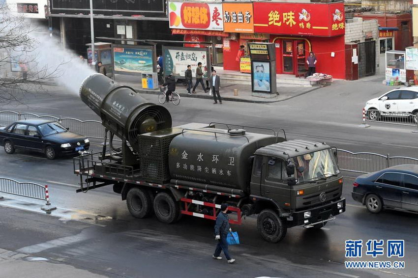  12月28日，“降尘雾炮车”在郑州街头作业。