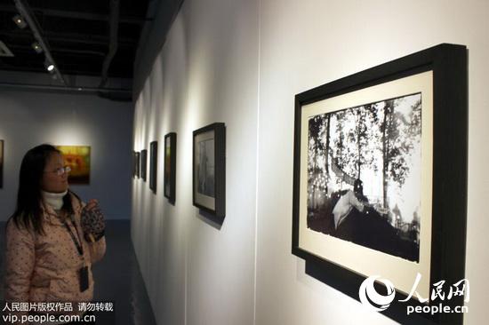 12��25�գ����������ݾٰ���з���������չ�ϲιۡ�