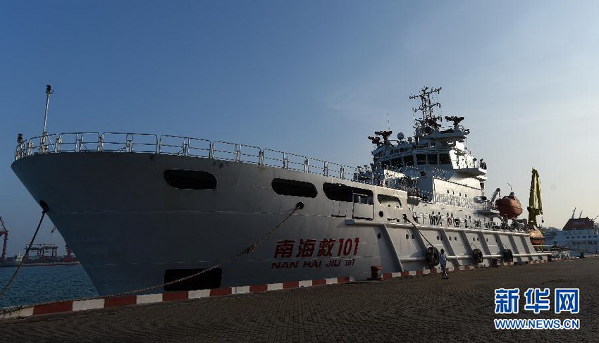 12月30日，“南海救101”轮在海口基地整装待发。