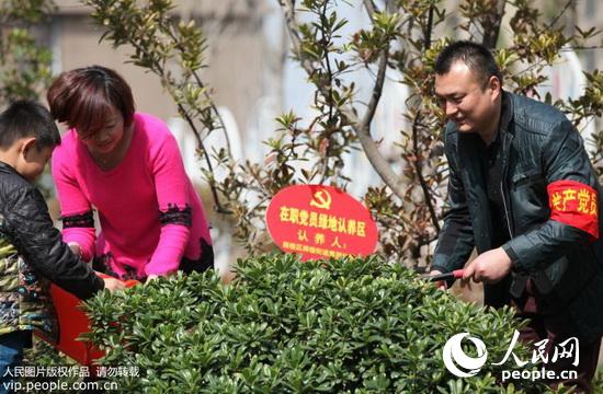 江苏徐州:在职党员到社区报到为群众服务(201