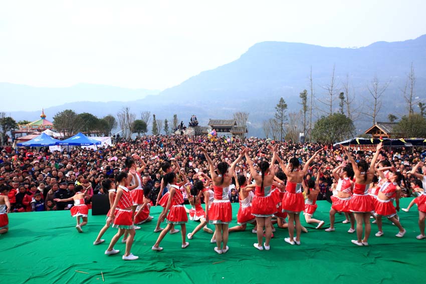 南江小学生赤膊光膀寒风中跳舞，庆祝当地“酥肉节”。图据网络