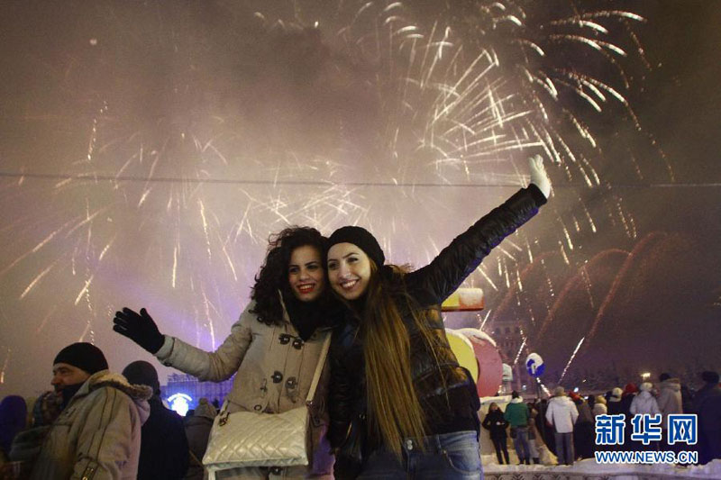  2015��1��1�գ������������׶�������˹�أ�����Ů�����ڹۿ��������ʱ��Ӱ����������2014������50������������ǰҹ���в�һЩ����������½�������25���϶ȣ��׶�������˹��Ҳ��������17���϶ȡ��������Ϻ�����û��Ӱ�������ڹ㳡�ۿ����ձ��ݺ������������顣�»��緢��������˹���㣩