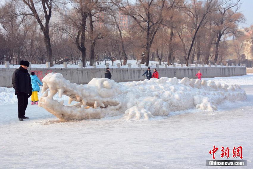 吉林退休教师公园滑冰场制作7米长鳄鱼雪雕