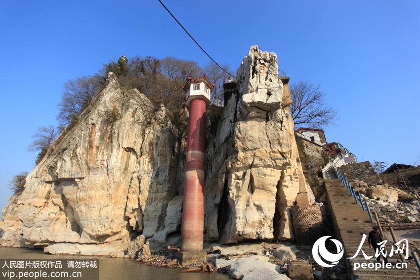 1月4日，江西省湖口县石钟山下露出真容。