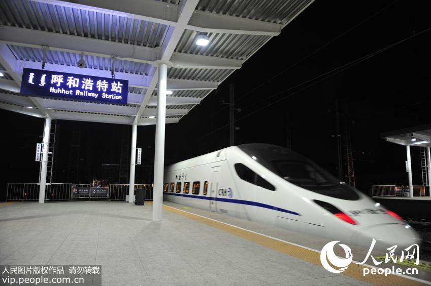 1��8���峿���ں��ͺ��ػ𳵶�վ�����ͺ��ؿ�����ͷ��D6751�������г���װ���������գ����ɹż����ߣ���������ͷ����ʽ���ж������г����������ɹ��״ο�ͨ�������г������ɹŲ�ԭ��ʽ��������ʱ����