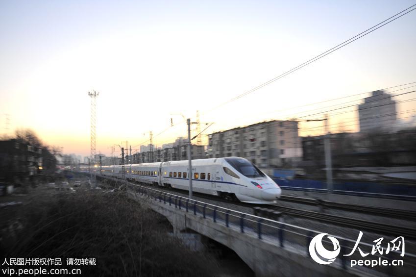 1��8���峿��һ�˶������г��Ӻ��ͺ��س���ʻ�������գ����ɹż����ߣ���������ͷ����ʽ���ж������г����������ɹ��״ο�ͨ�������г������ɹŲ�ԭ��ʽ��������ʱ����