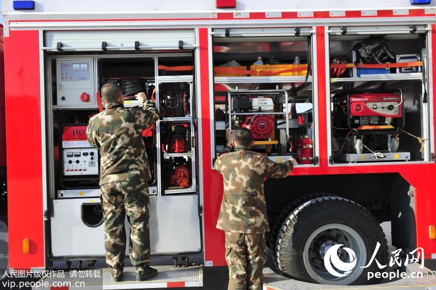 “90后”消防战士在对消防抢险器械进行调试和养护。