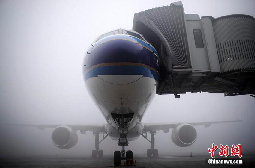 浓雾突袭乌鲁木齐国际机场 9000多名旅客滞留