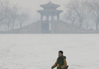 北京新年初雪遇雾霾
