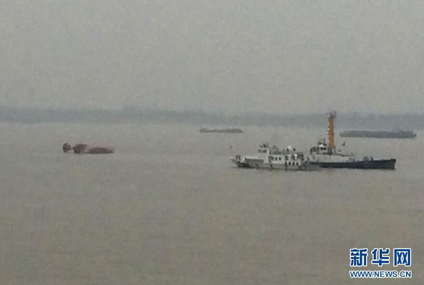 1月15日，事故船只在长江福北水道航标FB14浮上游约500米处只露出推进器部分，海事部门正在施救。