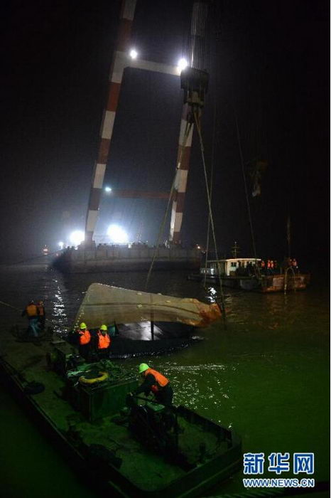 1月16日凌晨，工作人员在沉船现场进行船体打捞作业。