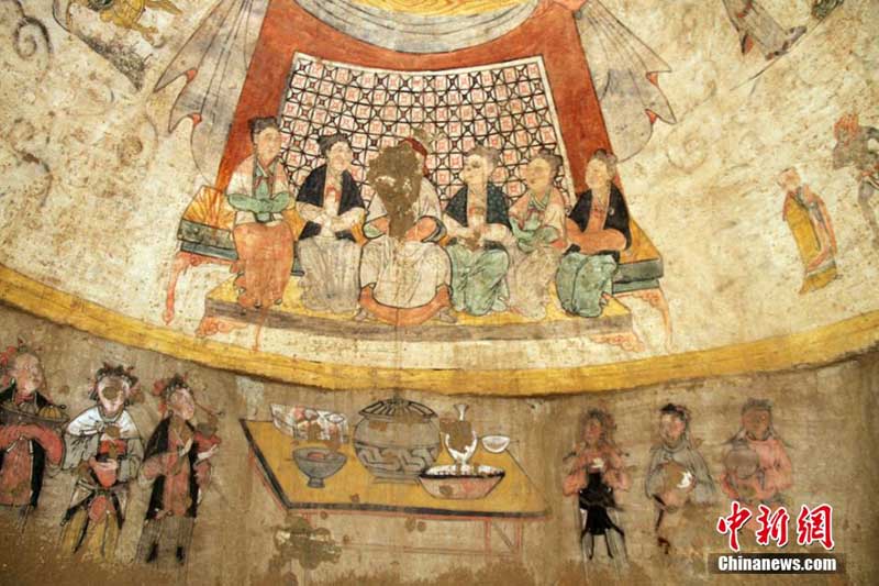 1月18日,陕西省考古研究院专家透露,当地横山县发现一座元代壁画墓,壁画的主体图案为墓主夫妇6人并坐宴饮。该墓与关中地区元墓区别较大,而同山西北部、内蒙古中部地区元墓有较多相似。该壁画墓是目前陕北地区首次经过科学考古发掘的元代壁画墓葬,墓葬形制完整,壁画精美,为陕北地区元代考古的研究提供了珍贵的资料。中新社发 陕西省考古研究院供图