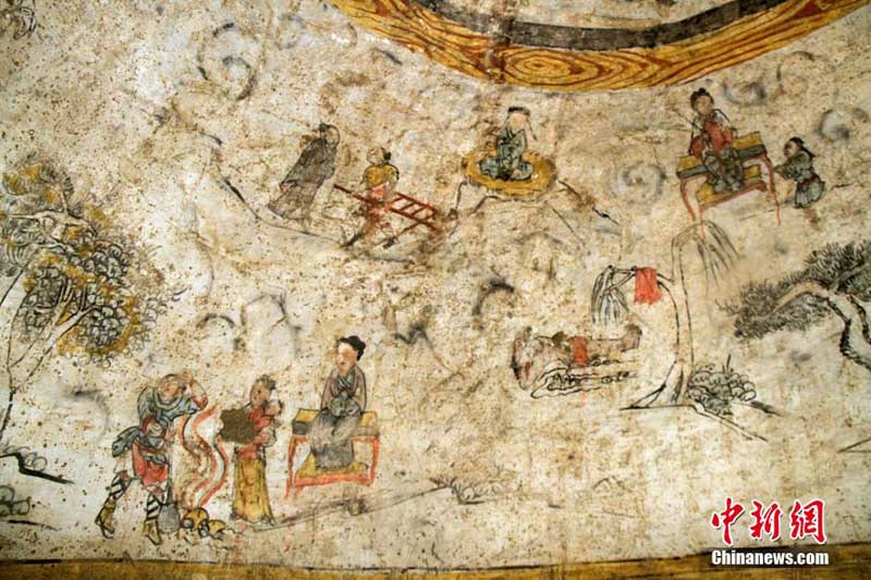 1月18日,陕西省考古研究院专家透露,当地横山县发现一座元代壁画墓,壁画的主体图案为墓主夫妇6人并坐宴饮。该墓与关中地区元墓区别较大,而同山西北部、内蒙古中部地区元墓有较多相似。该壁画墓是目前陕北地区首次经过科学考古发掘的元代壁画墓葬,墓葬形制完整,壁画精美,为陕北地区元代考古的研究提供了珍贵的资料。中新社发 陕西省考古研究院供图