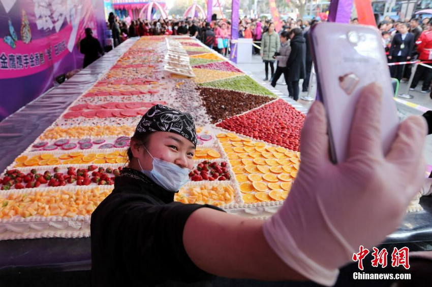 24平米巨型蛋糕亮相淮北街头 可供5000人品尝