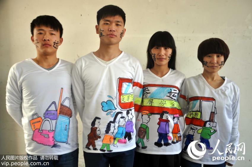 山东聊城大学生创意人体绘画宣传平安春运