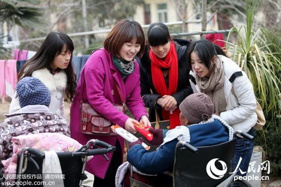 学生志愿者敬老院里送温暖(2015.1.17)海外版