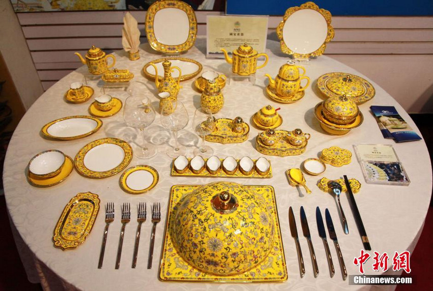 图为APEC峰会上，与会嘉宾在2014年11月10日晚宴上使用的高淳陶瓷“盛世如意”国宴餐具。