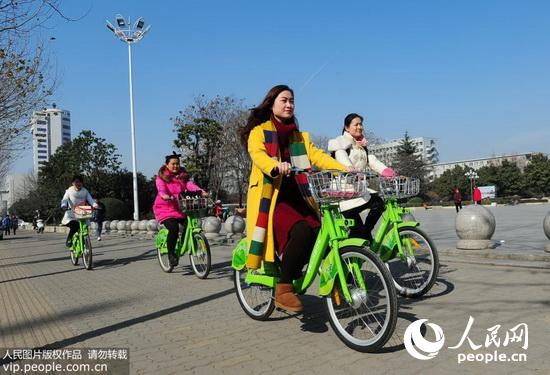 安徽阜阳:公共自行车上路 倡市民低碳出行(201