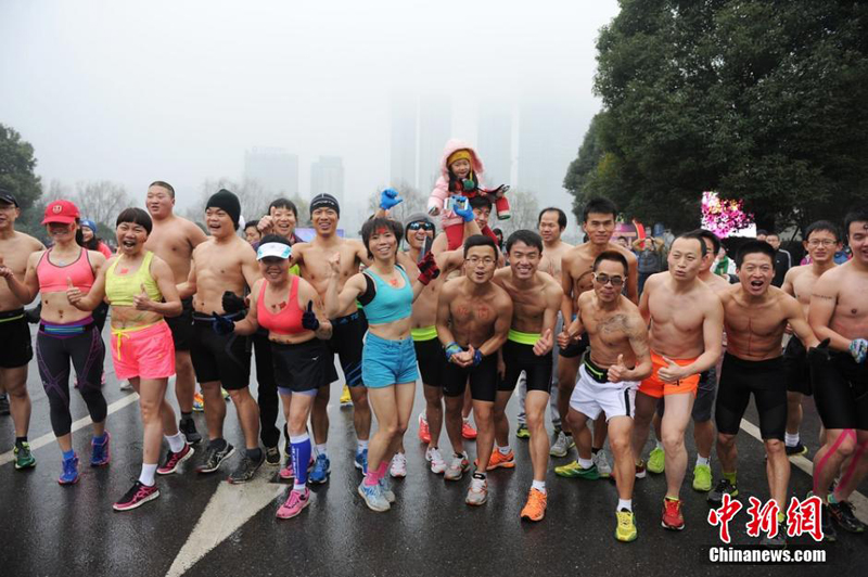 1月31日,数十位赤裸上身的跑步爱好者来到湖南长沙橘子洲,展开一场别开生面的“光猪跑”比赛。当日长沙最低气温已降至0度,这些跑步爱好者希望以此方式提倡人们亲近自然、健康生活。据了解,“光猪跑”起源于欧美,2010后逐渐在国内风靡,是一种很受欢迎的跑步比赛。男士参与者可以穿上紧身内裤,而女士则可以穿上贴身内衣裤进行比赛。杨华峰 摄