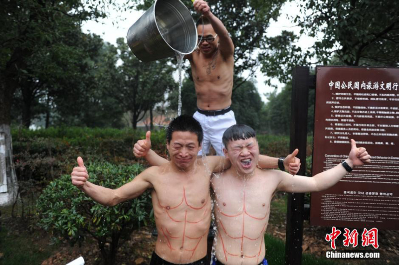 1月31日,数十位赤裸上身的跑步爱好者来到湖南长沙橘子洲,展开一场别开生面的“光猪跑”比赛。当日长沙最低气温已降至0度,这些跑步爱好者希望以此方式提倡人们亲近自然、健康生活。据了解,“光猪跑”起源于欧美,2010后逐渐在国内风靡,是一种很受欢迎的跑步比赛。男士参与者可以穿上紧身内裤,而女士则可以穿上贴身内衣裤进行比赛。杨华峰 摄