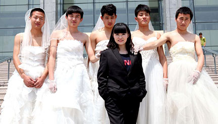 安徽亳州:男生穿婚纱拍个性毕业照 刘勤利\/摄影