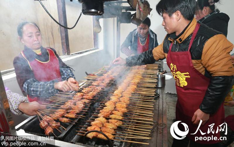 高清:贵州一美食街摆千人长桌宴供食客免费吃