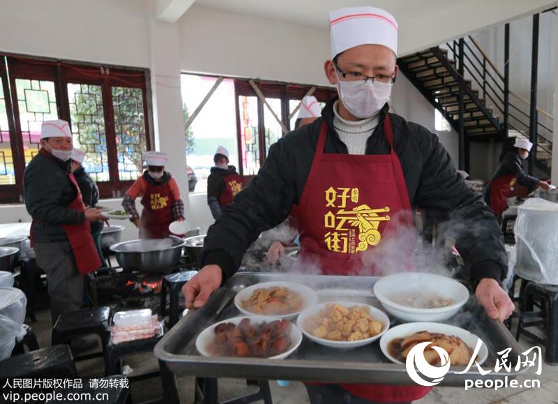 高清:贵州一美食街摆千人长桌宴供食客免费吃