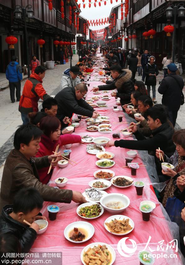 高清:贵州一美食街摆千人长桌宴供食客免费吃
