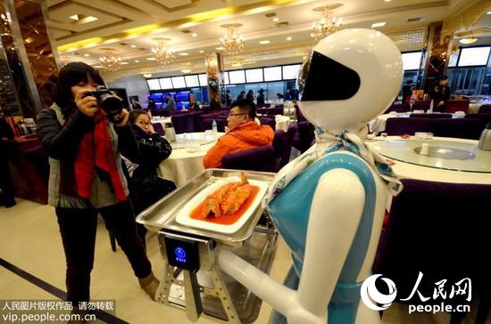 南昌一餐厅引进机器人服务员 老板不再担心招