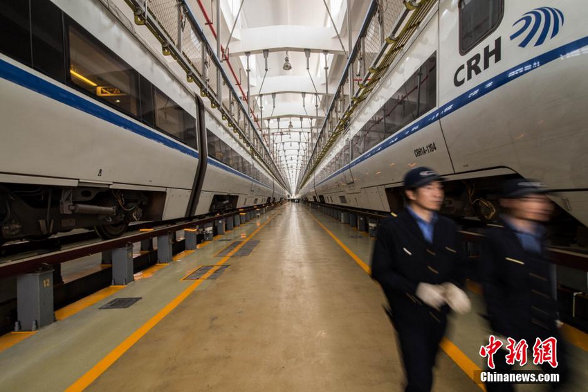 图为南昌铁路局福州动车段动车检修厂房内景。