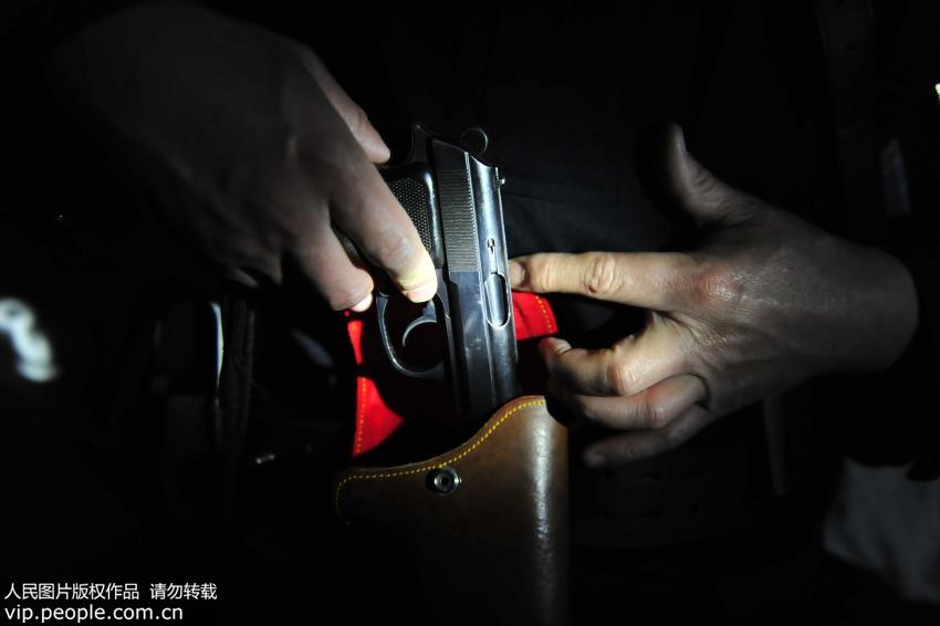 2月16日晚,在呼和浩特开往满洲里的K274次列车上,乘警胡连平整理执勤装备,准备开始当晚的巡逻工作。(声明:凡带有“人民图片”字样图片,系版权图片,受法律保护,使用(含转载)需付费,欢迎致电购买:010-65363647或021-63519288。)