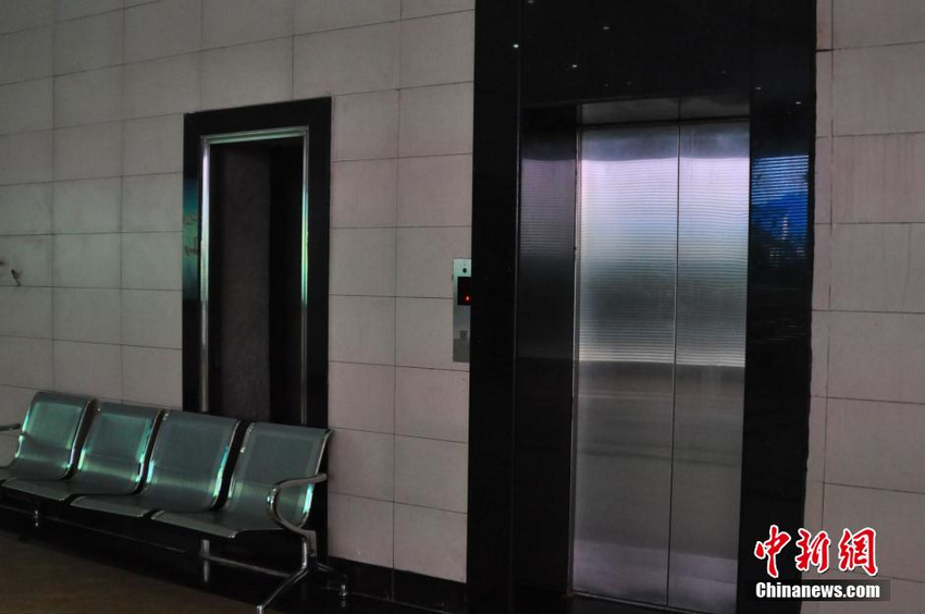 2月24日，游客乘坐马鞍山坚井电梯，需走过长约200米的通道后，才能到达安装竖井电梯入口大厅。