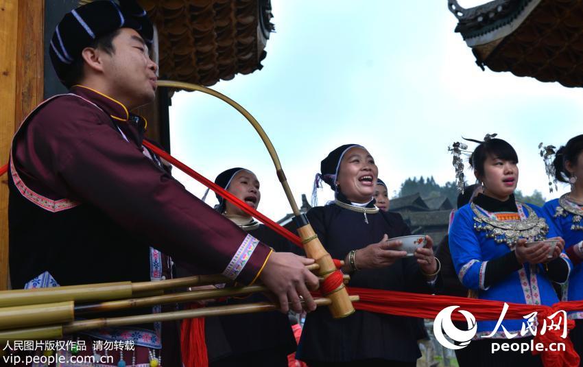 2015��2��23�գ�ʱ�����³��壬����ʡͨ������������¤�����в������ַǷ����˳�ӿ�����ô����ھٰ����𡰹����ꡱ�����Ļ��������ݾ��ʷḻ����«��ӭ����ݱ��������衢��ɴ���Ľ��ӡ���ţ�������Ρ������ڡ��ɱ�����Ƚ�Ŀ�������������οͣ���Ӱ�����ߣ�������կȺ��һǧ���˲μӡ����ź�/����ͼƬ��