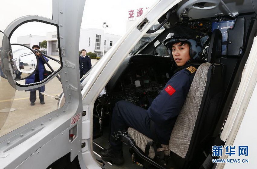 3月5日，女搜救直升机机长宋寅在做起飞准备。