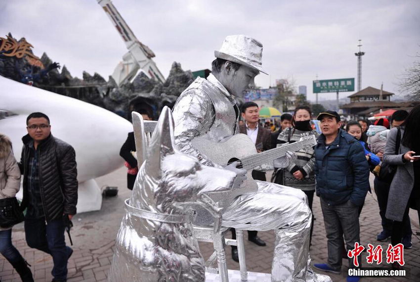 重庆街头小伙子扮雕像