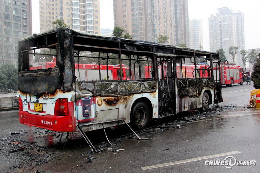 自燃的公交车被烧的只剩框架。