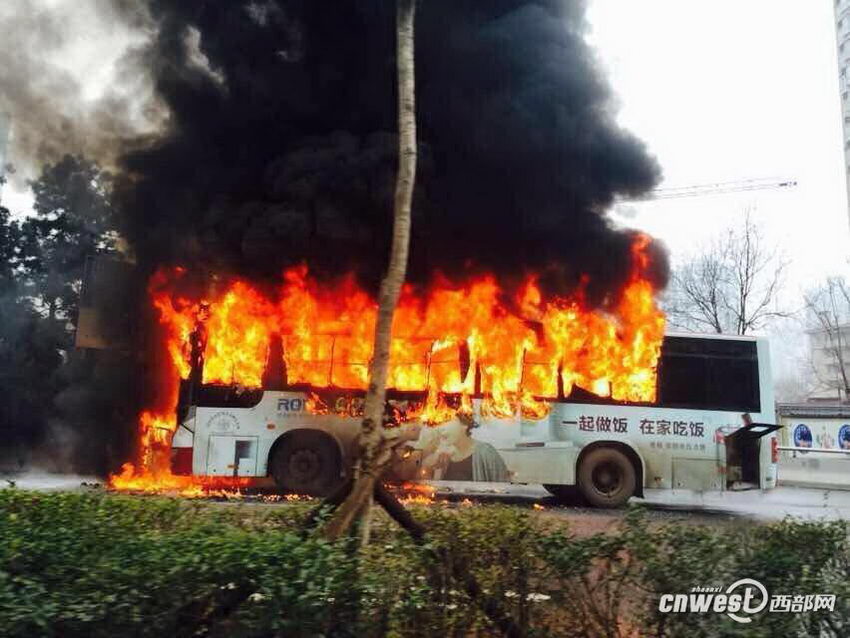 公交车起燃起熊熊大火，这一刻也被网友用手机记录了下来。