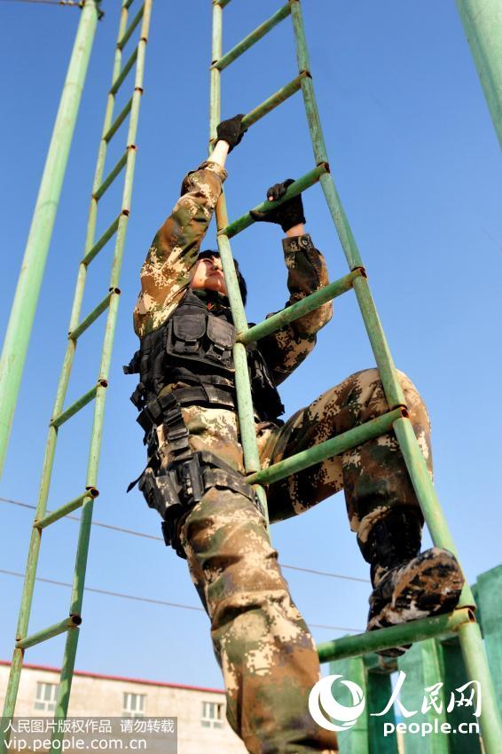 新疆女特战队员扛轮胎滚泥地 训练强度不输男