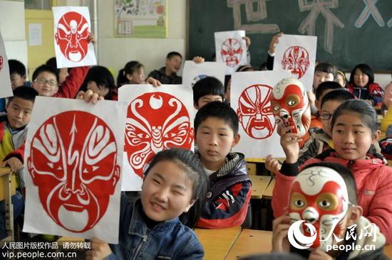 山东省聊城市开发区实验小学,学生们集体展示戏剧脸谱和京剧剪纸作品