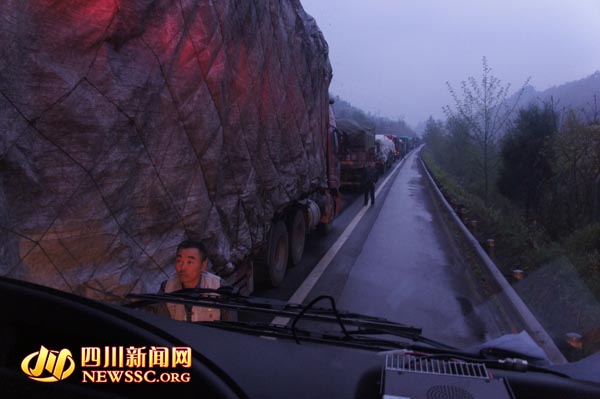 四川广元魔鬼路段发生车祸 货车驾驶室严重变